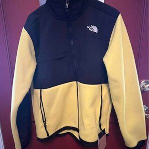 New with tags authentic The North Face Denali 2 Jacket for men size med. YELLOW